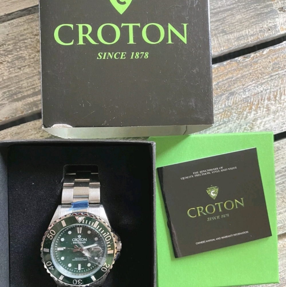 SeaDiver Gents 20 ATM Divers Watch with All Green